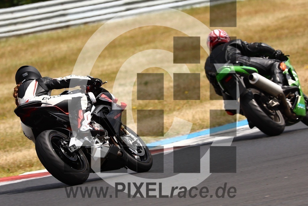 0131-20250717_03268 | Schöne Erinnerungen an spannende Momente - das festzuhalten ist unser Job. PIXELrace.de ist seit 2003 auf den Rennstrecken Europas unterwegs um die Action draußen beim Fahren und die wunderbare Stimmung imm Fahrerlager für euch einzufangen.