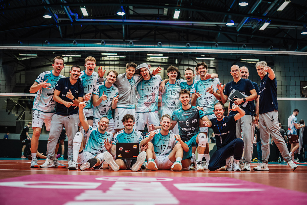 Volleyball | Herren | Saison 2025/2026 | Volleyball Ligacup | SWD powervolleys Düren vs. Energiequelle Netzhoppers KW | 12.10.2024 | Teamfoto nach dem Sieg h.r.v.l. Ryan Poole (#19, SWD powervolleys Düren), Oscar Serna, Siebe Korenblek (#12, SWD powervolleys Düren), Sjors Tijhuis (#5, SWD powervolleys Düren), Gregor Pernus (#4, SWD powervolleys Düren), Petteri Tyynismaa (#10, SWD powervolleys Düren), Zac Hutcheson (#15, SWD powervolleys Düren), Jordan Canham (#7, SWD powervolleys Düren), Kyle Paulson (#1, SWD powervolleys Düren), Trainer Christophe Achten (SWD powervolleys Düren), Björn-Arne Alber, Dr. Med. Stefan Lukowsky, v.r.v.l. Joris Berkhout (#3, SWD powervolleys Düren), Robin Baghdady (#8, SWD powervolleys Düren), Philipp Lauter (#17, SWD powervolleys Düren), Troy Gooch (#6, SWD powervolleys Düren) und Oliver Francke