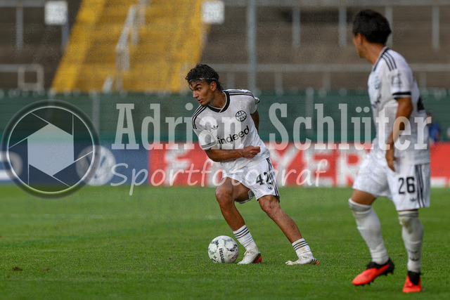21.08.2026, GER, Fussball, Herren, DFB-Pokal, Saison 2026/2027, SC St. Tönis vs Eintracht Frankfurt | Can Uzun (Frankfurt) in Aktion am Ball, Einzelaktion