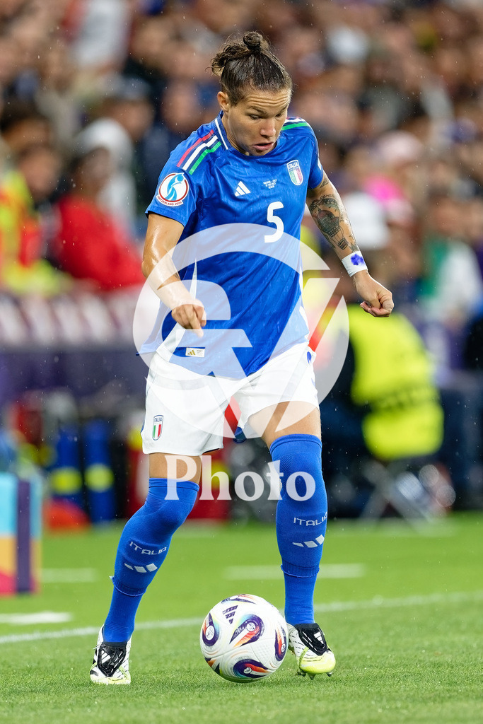 Portugal v Italy - UEFA Women's EURO 2025 Group B | GENEVA, SWITZERLAND - JULY 7:  Elena Linari of Italy controls the ball  during the UEFA Women's EURO 2025 Group B match between Portugal and Italy at Stade de Geneve on July 7, 2025 in Geneva, Switzerland. (Photo by Giuseppe Velletri/Sports Press Photo/Getty Images)