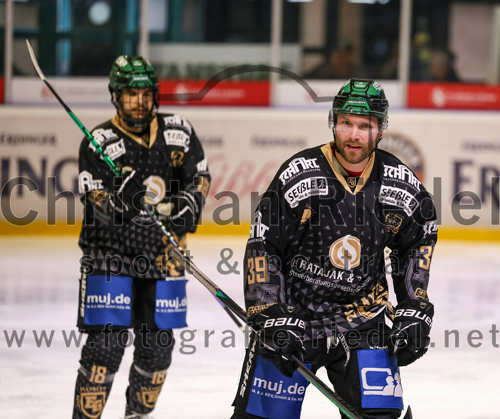 2024-03-01_026_TSV_Erding_gegen_ERSC_Amberg | Erding, Deutschland, 01.03.2024:
Eishockey, Bayernliga Playoffs 2023 / 2024, 5. Spieltag, TSV Erding gegen ERSC Amberg, Endergebnis: 9:0

Daniel Krzizok (Erding Gladiators, #18), Thomas Plihal (Erding Gladiators, #39)

Foto: Christian Riedel / fotografie-riedel.net