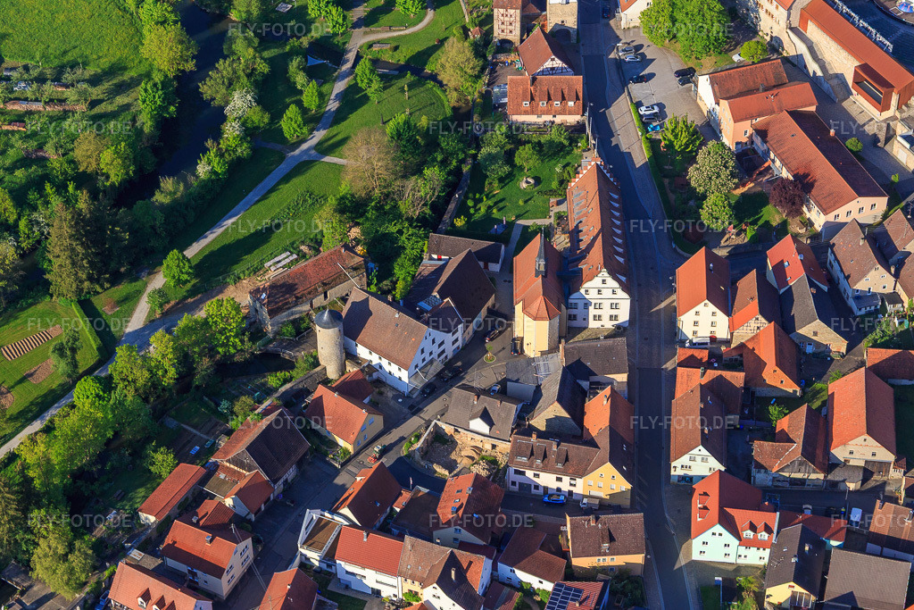 Luftbild: Julius-Echter-Stift und Mühlenturm an der Stadtmauer in Röttingen im Bundesland Bayern in Deutschland. Foto: IMG_146453.jpg vom 10.05.2025 durch Werner Riehm/FLY-FOTO.de