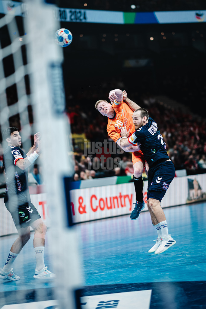 Handball | Herren | EHF EURO 2024 | European Championshop Men 2024 Final Tournament | Norwegen vs. Niederlande | 19.01.2024 | Niels Gerardus Versteijnen (#20, Holland, NED) beim Wurf aufs Tor gegen Christian O'Sullivan (#24, Norwegen, NOR)
