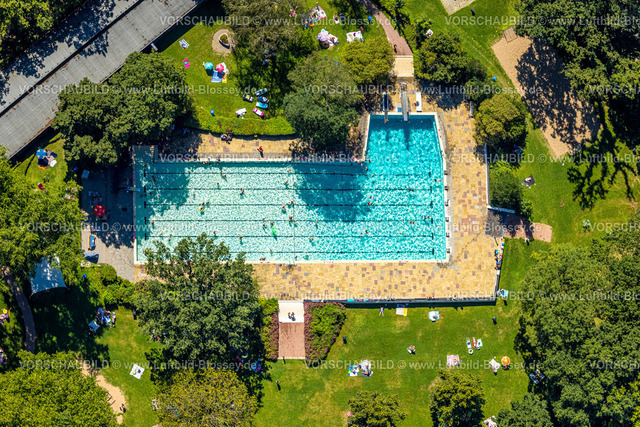 Voerde240802699Freibad | Luftbild, städt. Freibad Voerde ((Hermann-Breymann-Bad), Park an der Allee, Badegäste im Schwimmbecken und auf der Liegewiese, Voerde, Ruhrgebiet, Nordrhein-Westfalen, Deutschland