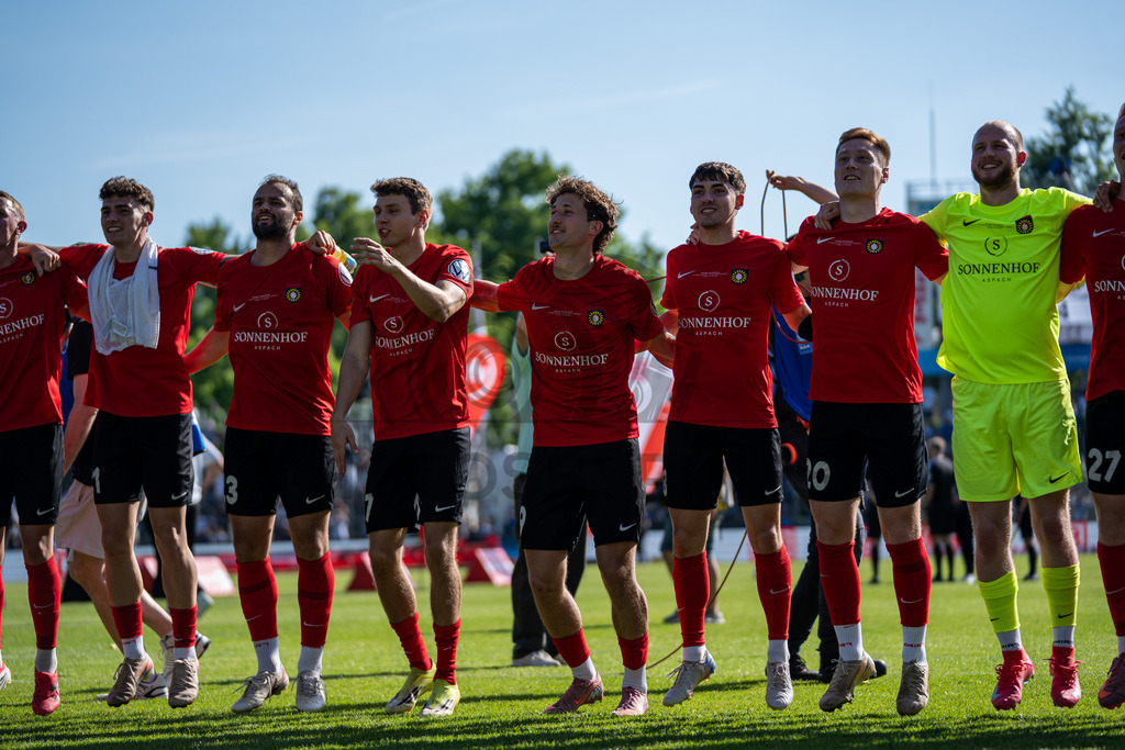Stuttgarter Kickers vs. SG Sonnenhof Großaspach, Fussball, WFV-Pokal, Finale, 23.05.2026 | Team jubelt nach Abpfiff mit Fans, Zuschauern und Verantwortlichen,Stuttgarter Kickers vs. SG Sonnenhof Großaspach, Fussball, WFV-Pokal, Finale, 23.05.2026