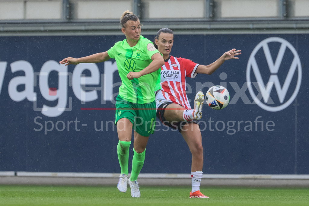 Fussball, Testspiel Frauen, VfL Wolfsburg - PSV Eindhoven | v.li.: Lena Lattwein (VfL Wolfsburg, 8) und Riola Xhemaili (PSV Eindhoven, 27) im Zweikampf, Duell, Dynamik, Aktion, Action, Spielszene