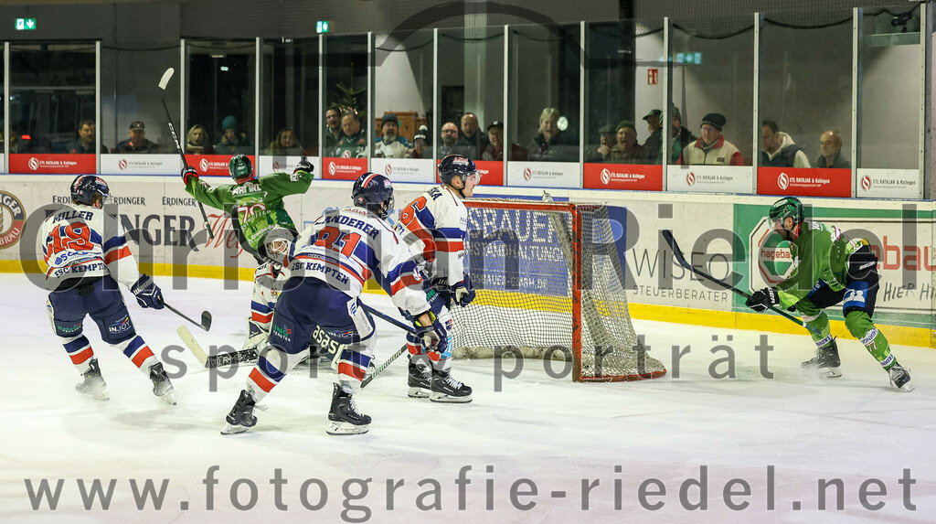 2023-12-17_111_TSV_Erding_gegen_ESC_Kempten | Erding, Deutschland, 17.12.2023:
Eishockey, Bayernliga Vorrunde 2023 / 2024, 18. Spieltag, TSV Erding gegen ESC Kempten, Endergebnis: 5:1

Torwart Luca Mayer (ESC Kempten, #32), Louis Landerer (ESC Kempten, #81), Philipp Michl (Erding Gladiators, #77)

Foto: Christian Riedel / fotografie-riedel.net