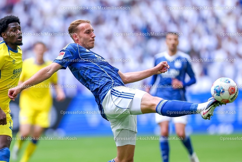 S0417052601009 | 17.05.2026, Fußball, FC Schalke 04 - Eintracht Braunschweig, 34. Spieltag, 2. Fußball Bundesliga, Veltins-Arena Gelsenkirchen, Saison 2025 2026: Timo Becker&nbsp;(Schalke04 #05) im Zweikampf gegen  xb10  DFB regulations prohibit any use of photographs as image sequences and or quasi-video.