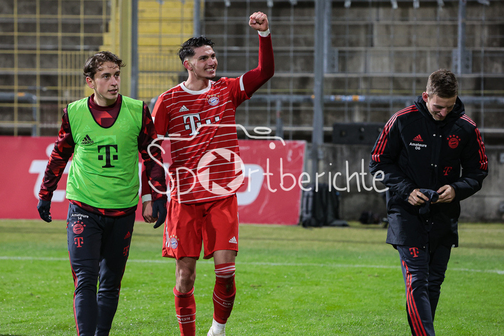 FC Bayern Amateure - 1. FC Schweinfurt | Jubel der Amateure nach dem Siegtreffer in der Nachspielzeit zum 3-2 durch Yusuf Karhan KABADAYI (FCB #7)