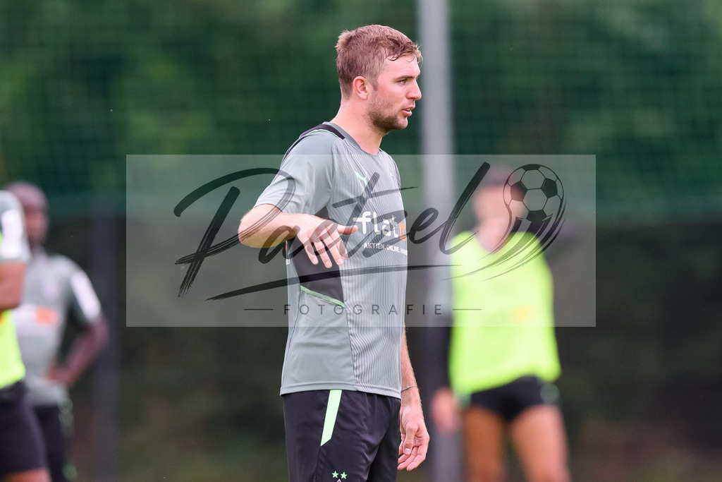 TRABMG20210719_089 | Fussball, Herren: Christoph Kramer (Borussia Moenchengladbach) gestikuliert beim Training von Borussia Moenchengladbach waehrend des Trainingslagers auf dem Trainingsplatz am Hotel Klosterpforte am 19.07.2021 in Harsewinkel, Deutschland. - Realisiert mit Pictrs.com