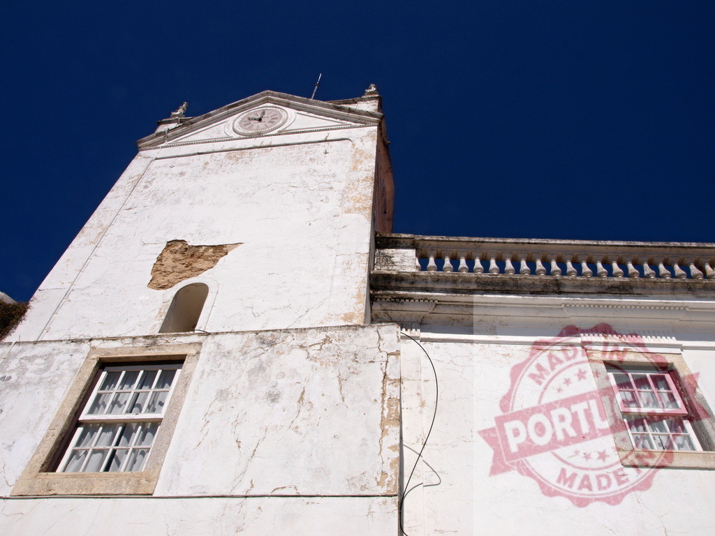 White weathered building tower with clock against blue sky | White weathered building showing cracks and decay with a small clock against a deep blue sky - Realisiert mit Pictrs.com