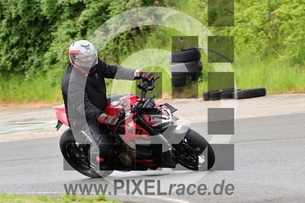 0076-20240505_11310 | Schöne Erinnerungen an spannende Momente - das festzuhalten ist unser Job. PIXELrace.de ist seit 2003 auf den Rennstrecken Europas unterwegs um die Action draußen beim Fahren und die wunderbare Stimmung imm Fahrerlager für euch einzufangen.