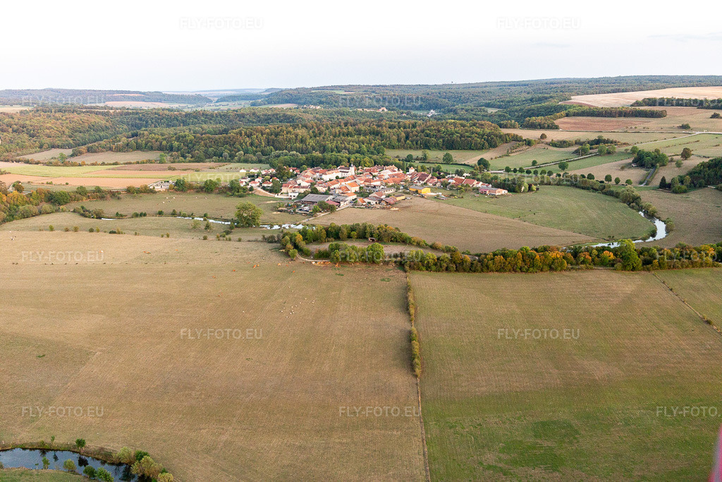 Vue aérienne: Am Vair à Autigny-la-Tour dans le département Vosges, France. Photo: IMG_118391.jpg prise le 15/09/2019 par Werner Riehm/FLY-FOTO.eu – Résolution de l'original: 5472 x 3648 px
