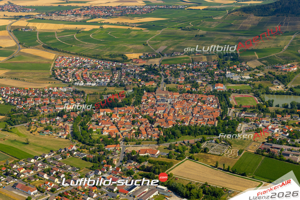 Das Luftbild zeigt :  Iphofen - Die Luftaufnahme wurde 2023 vom UL-Flugzeug aus erstellt ( keine Drohne ) - Hochauflösende Luftaufnahme - Für grossformatige Ausdrucke geeignet. Die Geschenkidee !Mit Lizenz und Bildrechte bestellbar