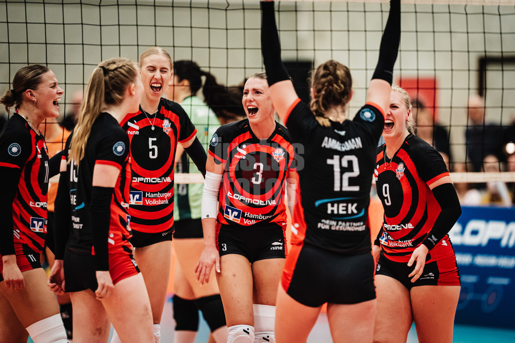 Volleyball | Frauen | Saison 2025/2026 | Volleyball Bundesliga | ETV Hamburger Volksbank Volleys vs. Ladies in Black Aachen | 29.10.2025 | ETV jubelt, v.l. Svea Frobel (#11, ETV Hamburger Volksbank Volleys), Alexa Sophie Thaden (#15, ETV Hamburger Volksbank Volleys), Anna Hartig (#5, ETV Hamburger Volksbank Volleys), Lina Köster (#3, ETV Hamburger Volksbank Volleys), Hannah Ammerman (#12, ETV Hamburger Volksbank Volleys) und Luise Klein (#9, ETV Hamburger Volksbank Volleys)