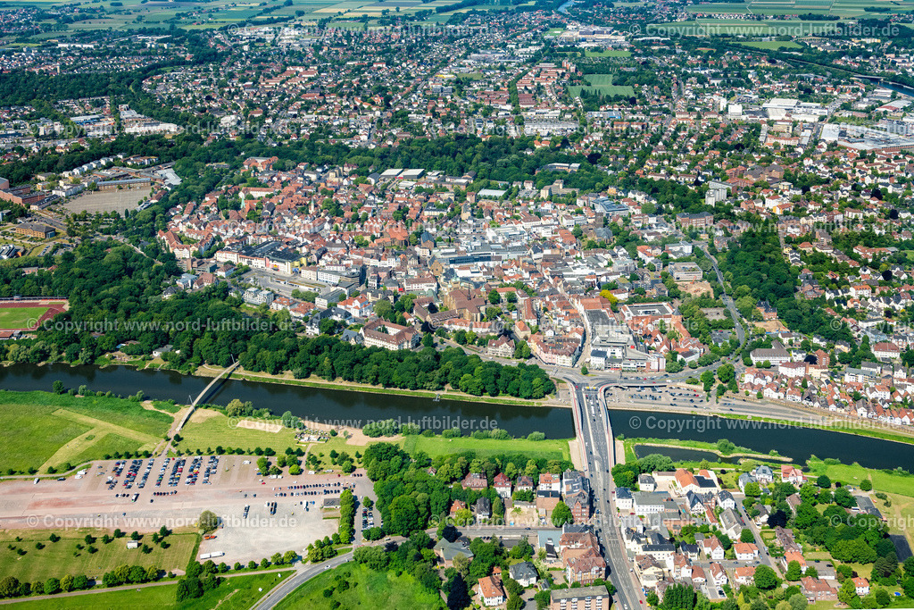 Minden_Altstadt_ELS_4718050623 | MINDEN 05.06.2023 Stadtansicht des Innenstadtbereiches an der Straße Scharn in Minden im Bundesland Nordrhein-Westfalen, Deutschland. // City view on down town on street Scharn in Minden in the state North Rhine-Westphalia, Germany. Foto: Martin Elsen