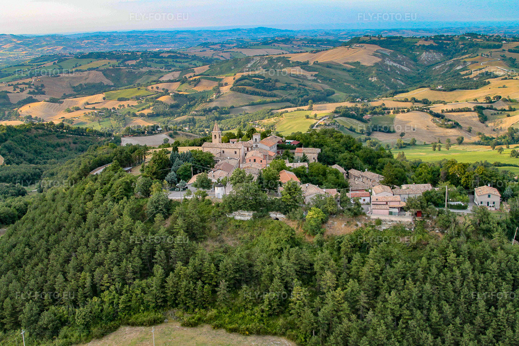 Vue aérienne: Vue de la ville à Cartoceto dans le département Les Marches, Italie. Photo: IMG_43107.jpg prise le 16/07/2011 par Werner Riehm/FLY-FOTO.eu – Résolution de l'original: 4272 x 2848 px