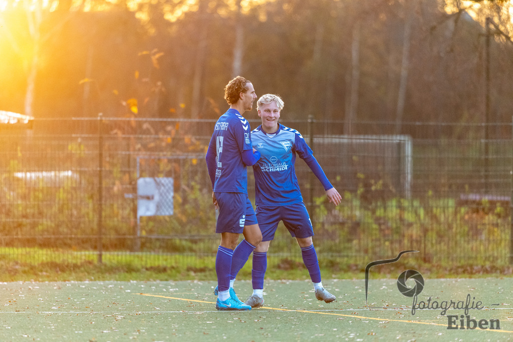 GVO Oldenburg-WSC Frisia | Herren Bezirksliga 2; GVO Oldenburg (weiß)-WSC Frisia Wilhelmshaven (blau) am 16.11.2025 in Oldenburg (Sportanlage GVO); Photo: Philip Eiben 2025 - Realisiert mit Pictrs.com