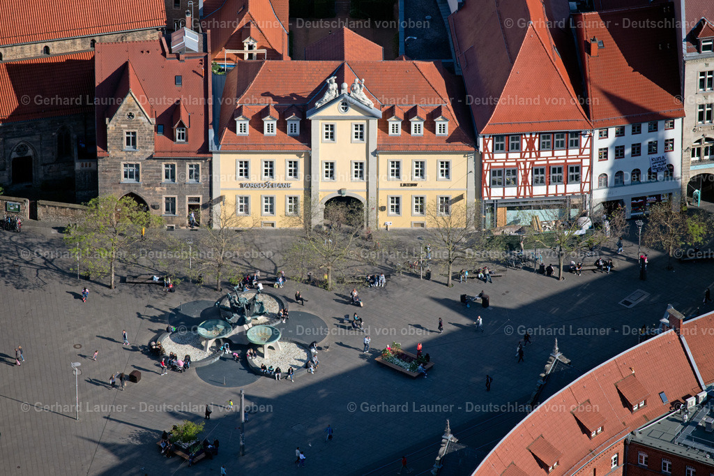 4025872 | ERFURT 06.05.2020 Banken- Verwaltungsgebäude des Finanzdienstleistungs- Unternehmens "TARGOBANK" und "LBBW Landesbank Baden-Württemberg (Erfurt)" am Anger beim Wasserspiele- Brunnen " Neuer Angerbrunnen " im Ortsteil Altstadt in Erfurt im Bundesland Thüringen, Deutschland. Weiterführende Informationen bei: Landesbank Baden-Württemberg,  TARGOBANK AG. // Banking administration building of the financial services company "TARGOBANK" and "LBBW Landesbank Baden-Wuerttemberg (Erfurt)" on the Anger near the water feature fountain "Neuer Angerbrunnen" in the district Altstadt in Erfurt in the state Thuringia, Germany. Further information at: Landesbank Baden-Wuerttemberg,  TARGOBANK AG. Foto: Gerhard Launer
