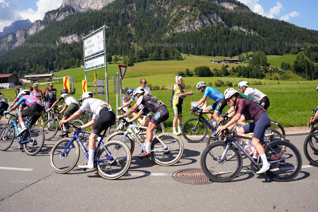 621_20230817_Bewerb_Maenner_Muehlanger | AUT - OESTERREICH, 2023-08-16: SPORT RENNRAD-FAHREN - 55. INTERNATIONALER RADWELTPOKAL IN ST. JOHANN IN TIROL  - Vintage-Radrennen mit WM-Bronze-Medaillen-Siegerin Christina Schweinberger, den Teilnehmer und Alexander Baumann (vom Orginastions-Team) - TAG 2 BEWERB MAENNER IN SECHS GRUPPEN  ; Foto: Roland Muehlanger