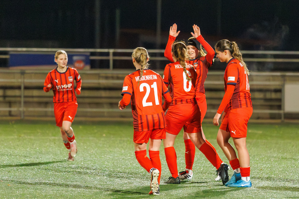FCHFCE_251121_3074 | 1.FC Heidenheim 1846 II vs. FC Ellwangen II, Fußball, Frauen, Bezirksliga, 2025/2026, 10. Spieltag, 22.11.2025 in Heidenheim, Kunstrasen b. Voith-Arena West, Flutlichtspiel(Foto: Michael Bulling) - Realisiert mit Pictrs.com