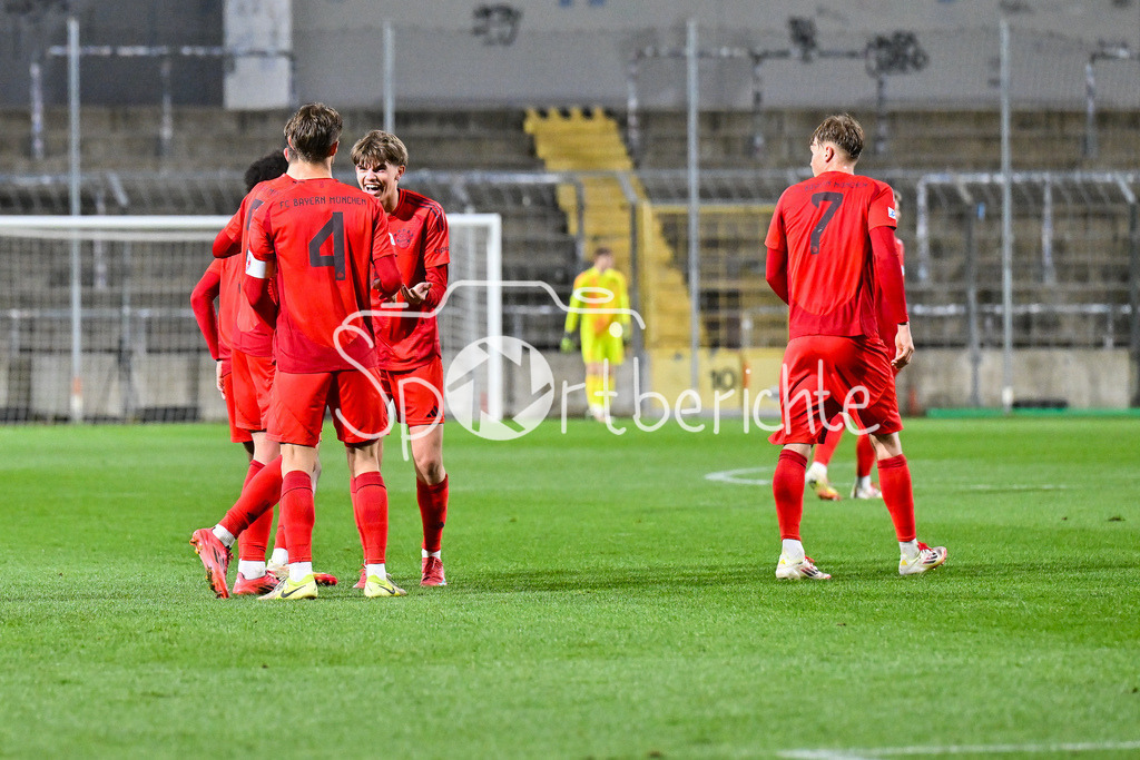 FC Bayern Amateure - FC Augsburg II | Jubel der kleinen Bayern nach dem Treffer zum 1-1 durch Gabriel MARUSIC (FC Bayern München II #5) / Tor / Torschuetze / Freude / Happy / Regionalliga Bayern: FC Bayern Muenchen II - FC Augsburg II, Gruenwalder Stadion am 14.03.2025