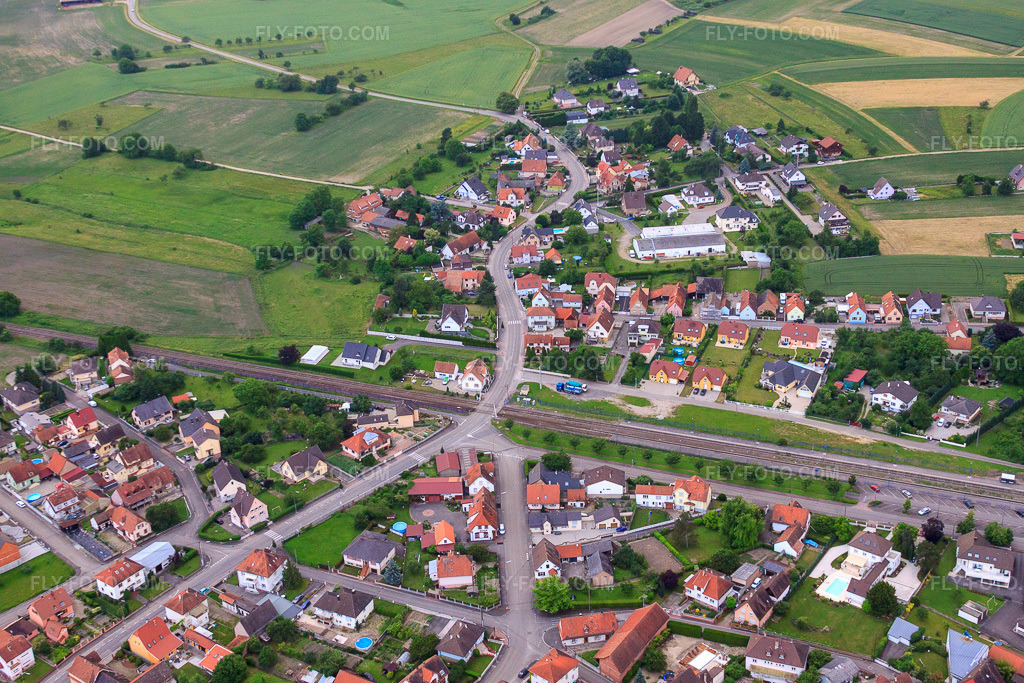 Aerial view: Level crossing in Drusenheim in the state Bas-Rhin, France.Photo: IMG_28836.jpg taken on 06/14/2010 by Werner Riehm/FLY-FOTO.comResolution of the original: 4752 x 3168 px