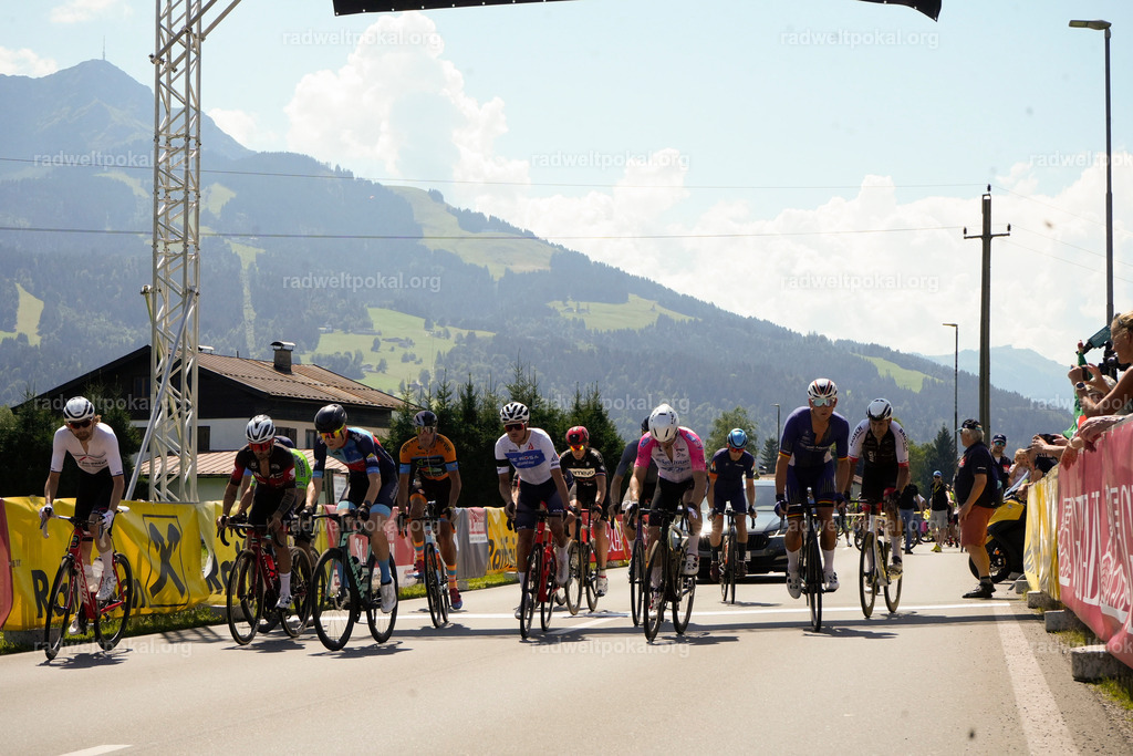 206_20230817_Bewerb_Maenner_Muehlanger | AUT - OESTERREICH, 2023-08-16: SPORT RENNRAD-FAHREN - 55. INTERNATIONALER RADWELTPOKAL IN ST. JOHANN IN TIROL  - Vintage-Radrennen mit WM-Bronze-Medaillen-Siegerin Christina Schweinberger, den Teilnehmer und Alexander Baumann (vom Orginastions-Team) - TAG 2 BEWERB MAENNER IN SECHS GRUPPEN  ; Foto: Roland Muehlanger