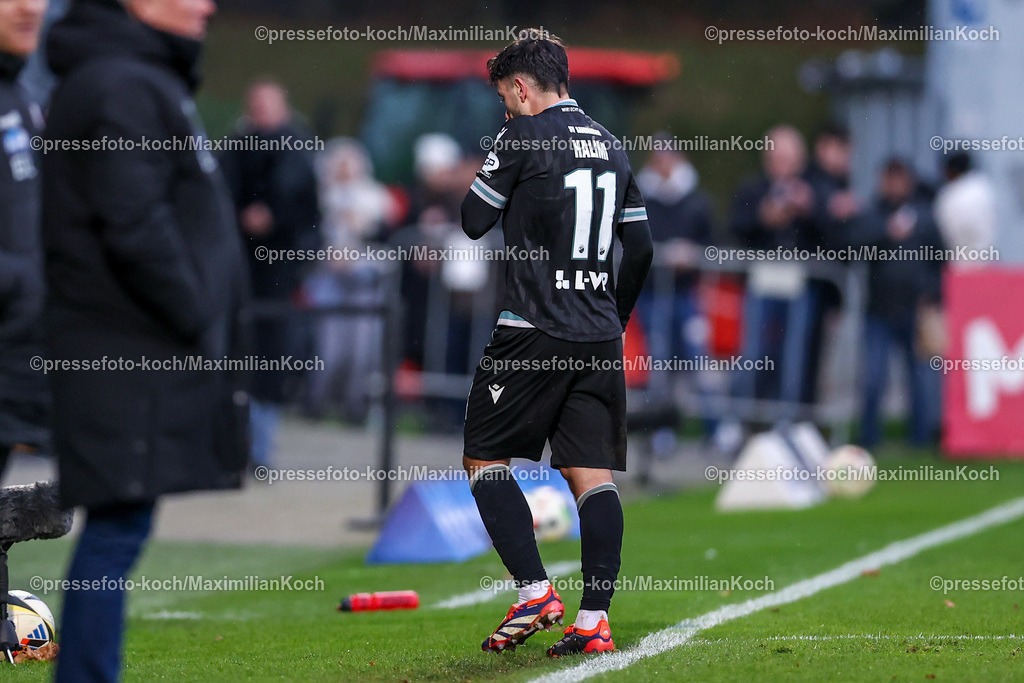 FCVK21122401068 | 21.12.2024, Fußball, FC Viktoria Köln – SV Sandhausen, 3.Liga, Sportpark Höhenberg, Saison 2024 2025: Schiedsrichter Felix Weller zeigt die Rote Karte - Platzverweis für Besar Halimi (Sandhausen #11)DFB regulations prohibit any use of photographs as image sequences and or quasi-video.