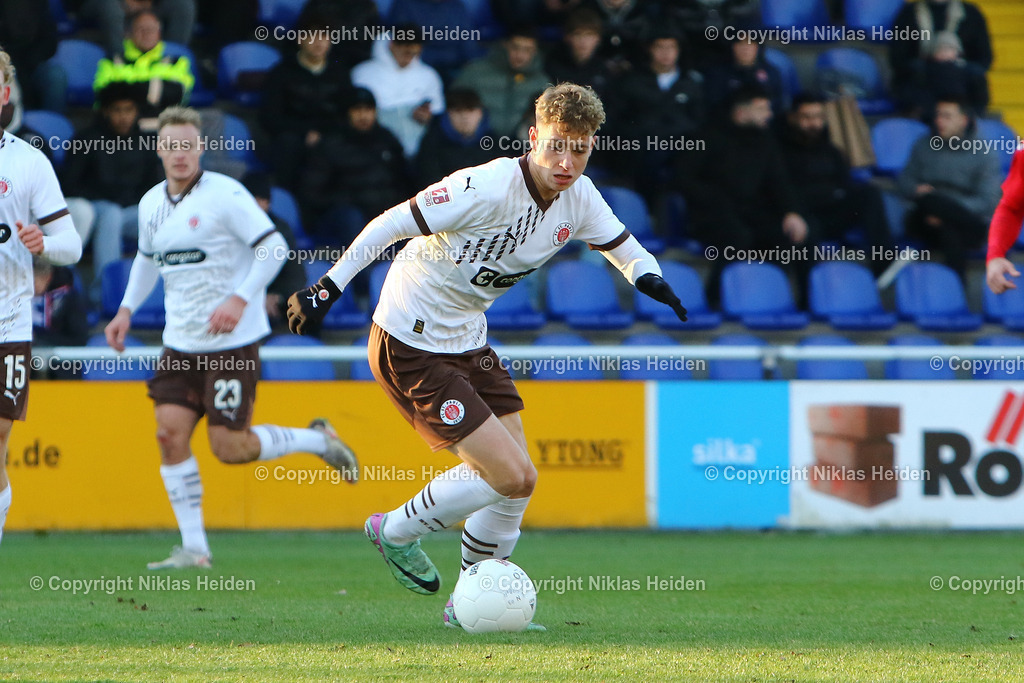 NH_FCEintrachtNorderstedt_FCStPauliU23_RegionalligaNord_30112024 | #8 Max Hermann (FC St. Pauli U23)Fußball I Herren I Regionalliga Nord I Saison 2024-2025 I 21. Spieltag I FC Eintracht Norderstedt - FC St. Pauli U23 I 30.11.2024 I Edmund-Plambeck-Stadion