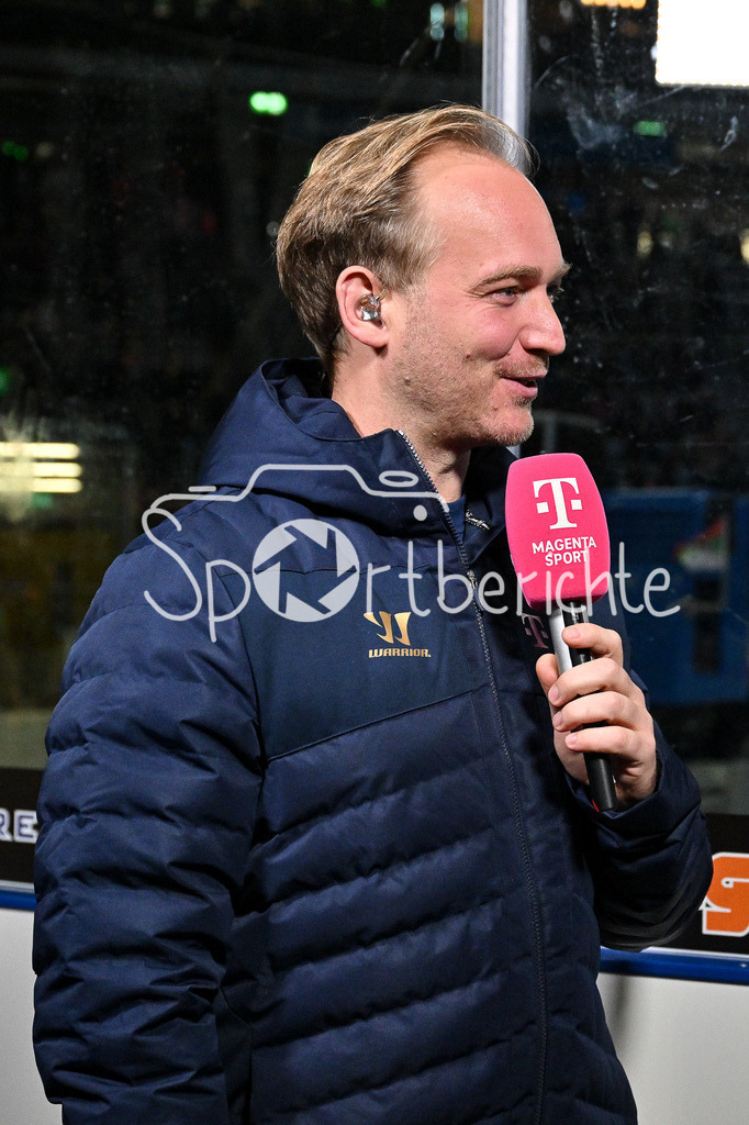 Augsburger Panther - Eisbären Berlin | Im Bild MagentaSport Moderator Jan LUEDEKE beim Interview in der Drittelpause / DEL: Augsburger Panther - Eisbaeren Berlin, Curt Frenzel Stadion am 31.10.2024