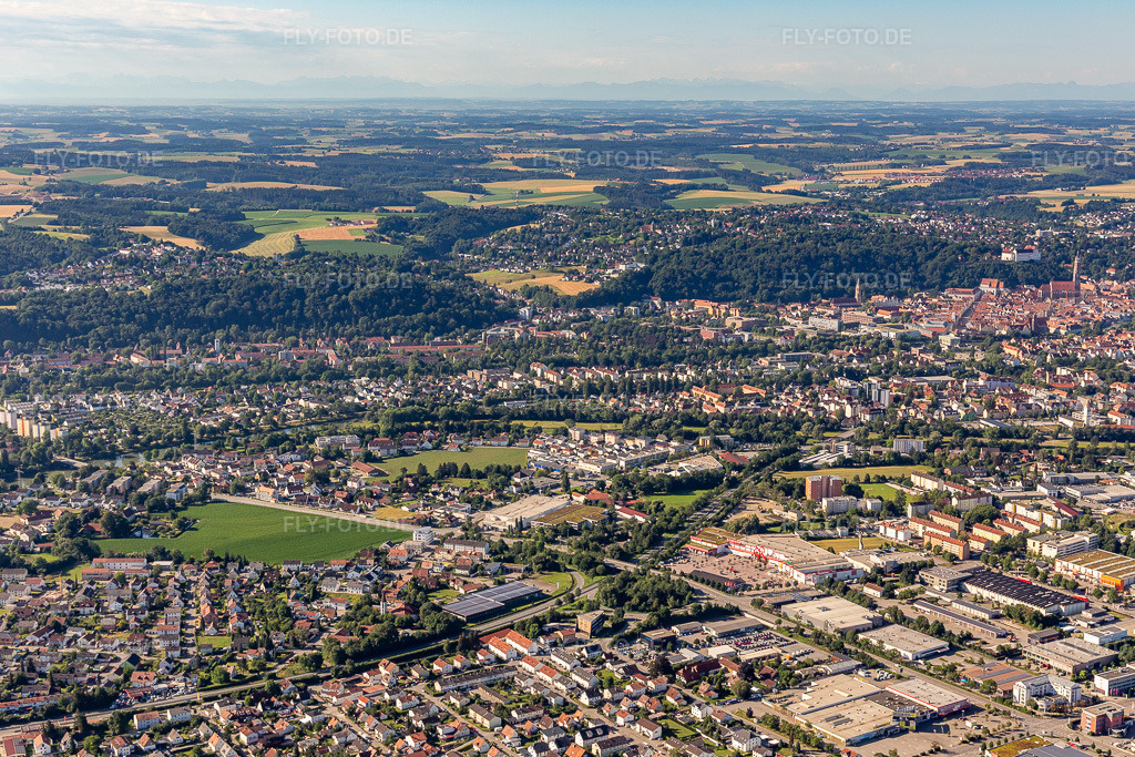 Luftbild:  im Ortsteil Piflas in Landshut im Bundesland Bayern in Deutschland. – Foto: IMG_133089.jpg vom 03.07.2022 durch Werner Riehm/FLY-FOTO.de – Auflösung des Originals: 5194 x 3462 px – Stadt Landshut