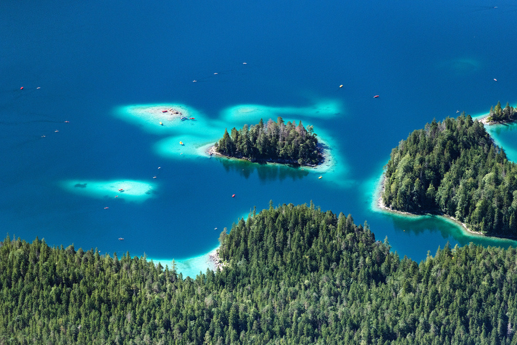 dr__0207749.jpg | GRAINAU 19.08.2023 Maximilianinsel im Eibsee bei Garmisch-Partenkirchen im Bundesland Bayern.  Der See gilt aufgrund des klaren, grün getönten Wassers als einer der schönsten Seen der bayerischen Alpen. 