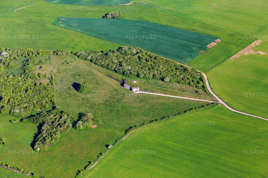 Vue aérienne: Complexes de bunkers de la ligne Maginot - Fort Casso à Bettviller dans le département Moselle, France. Photo: IMG_146083.jpg prise le 01/05/2025 par Werner Riehm/FLY-FOTO.euRésolution de l'original: 5472 x 3648 pxLigne Maginot - Fort Casso, Ouvrage de la Ligne Maginot