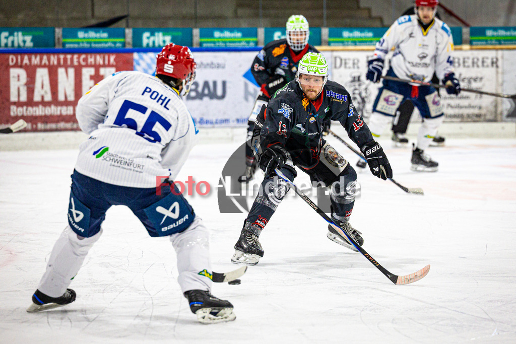 Peißenberg MINERS gegen ERV Schweinfurt | Eishockey Bayernliga 2025/26 Vorrunde 15. Spieltag, Peißenberg MINERS gegen ERV Schweinfurt, 20251130,Weiland PARRISH (MINERS 13) in Aktion,2025-11-30 in Peißenberg (flatbuy Arena Peißenberg), Petr POHL (ERV Schweinfurt Mighty Dogs 55), Weiland PARRISH (MINERS 13)Copyright: WolfgangxLindner www.foto-lindner.de