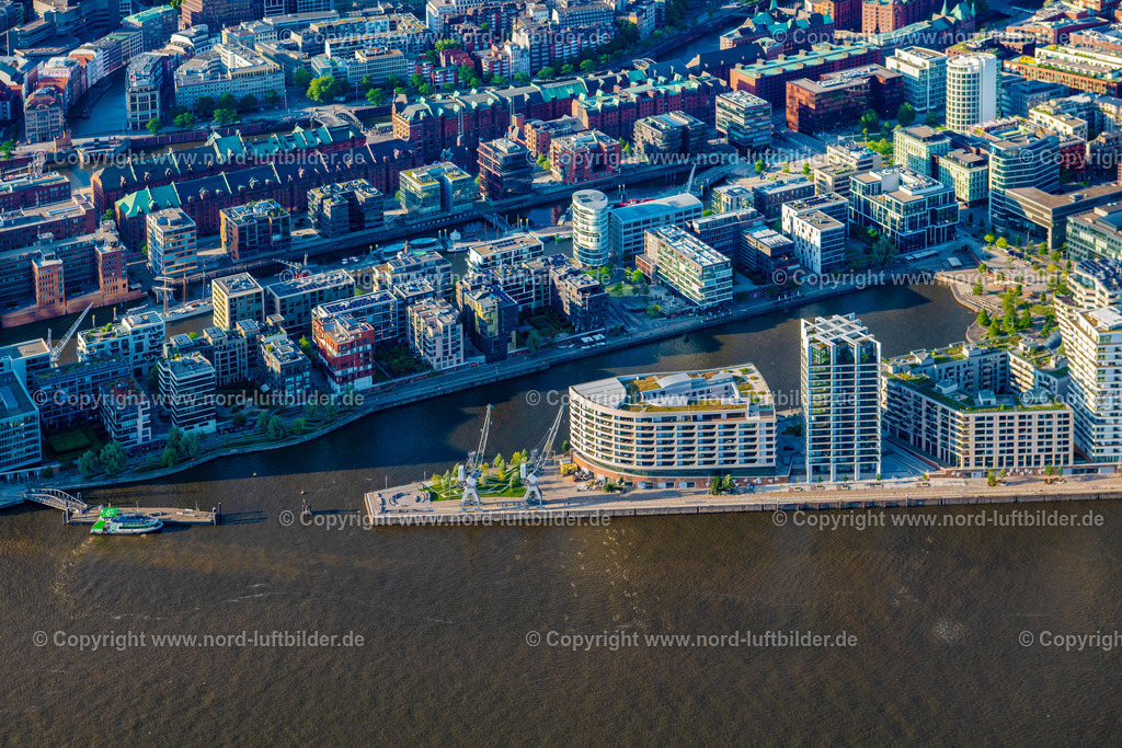 Hamburg_Hübenerkai_Strandhöft_Strandkai_Hafencity_ELS_8223160625 | HAMBURG 16.06.2025 Mehrfamilienhaus- Wohnanlage der " DC DEVELOPMENTS GMBH & CO. KG " am Strandkai im Ortsteil HafenCity in Hamburg, Deutschland. Weiterführende Informationen bei: AUG. PRIEN Immobilien  Gesellschaft für Projektentwicklung mbH,  DC Developments GmbH & Co. KG,  Hadi Teherani Architects GmbH,  Ingenhoven architects GmbH,  KoHa Bauausführungen und Immobilien GmbH,  LRW Architekten und Stadtplaner Loosen, Rüschoff + Winkler  PartG mbB,  leonwohlhage Gesellschaft von Architekten mbH. // Multi-family residential complex of "DC DEVELOPMENTS GMBH & CO. KG" on Strandkai in the HafenCity district of Hamburg, Germany. Further information at: AUG. PRIEN Immobilien  Gesellschaft fuer Projektentwicklung mbH,  DC Developments GmbH & Co. KG,  Hadi Teherani Architects GmbH,  Ingenhoven architects GmbH,  KoHa Bauausfuehrungen und Immobilien GmbH,  LRW Architekten und Stadtplaner Loosen, Rueschoff + Winkler  PartG mbB,  leonwohlhage Gesellschaft von Architekten mbH. Foto: Martin Elsen