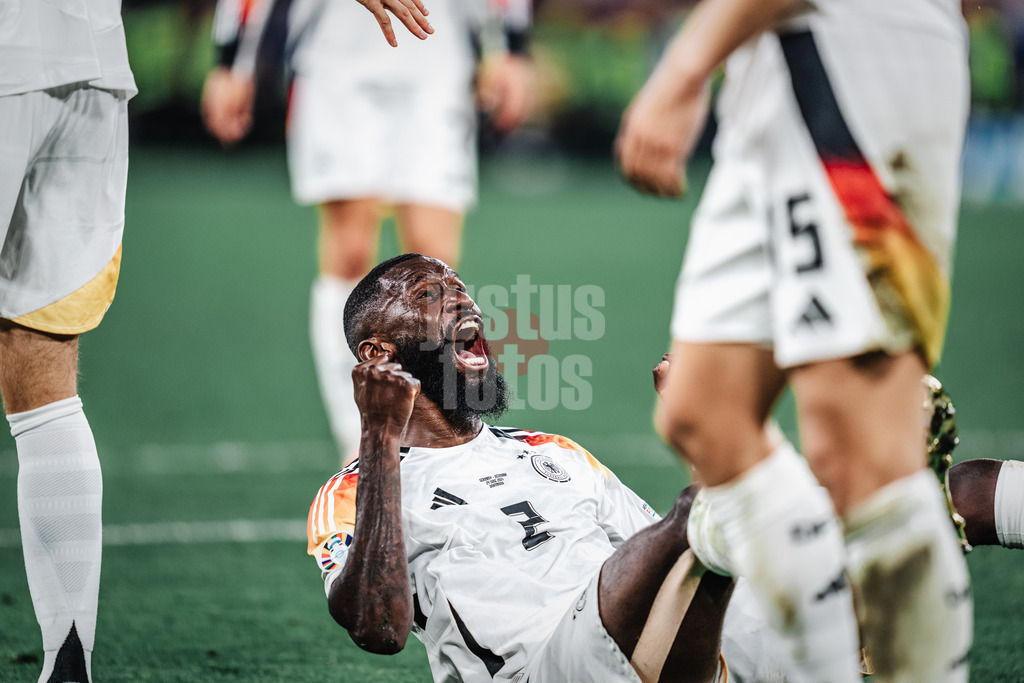 Fußball | Herren | UEFA-Fußball-Europameisterschaft 2024 | Achtelfinale | Deutschland vs. Dänemark | 29.06.2024 | Antonio Rüdiger (#2, Deutschland) jubelt am Boden