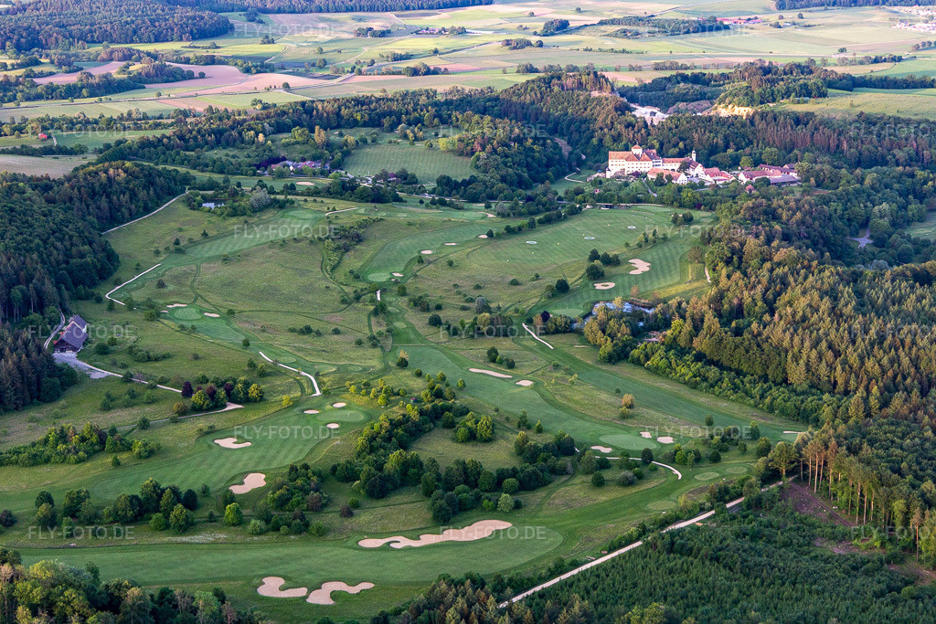 Luftbild: Der Country Club Schloss Langenstein - Der Golfplatz am Bodensee im Ortsteil Orsingen in Orsingen-Nenzingen im Bundesland Baden-Württemberg in Deutschland. Foto: IMG_131850.jpg vom 25.05.2022 durch Werner Riehm/FLY-FOTO.deTurniere & Veranstaltungen | GC Schloss Langenstein