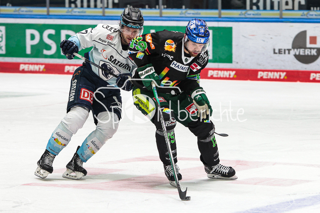 Augsburger Panther - ERC Ingolstadt | Marko FRIEDRICH (ING #67) im Duell mit Andrew LeBlanc (AEV #19)