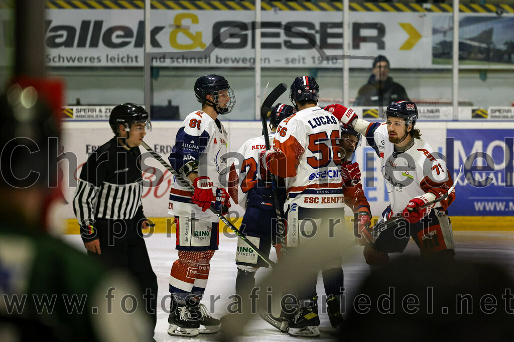 2023-03-03_102_TSV_Erding_gegen_ESC_Kempten | Erding, Deutschland, 03.03.2023:
Eishockey, Bayernliga Playoffs 2022 / 2023, Viertelfinale, TSV Erding gegen ESC Kempten, Endergebnis: 9:3

LouisLanderer (ESC Kempten, #81), Wayne Lucas (ESC Kempten, #56), Anton Zimmer (ESC Kempten, #71)

Foto: Christian Riedel / fotografie-riedel.net