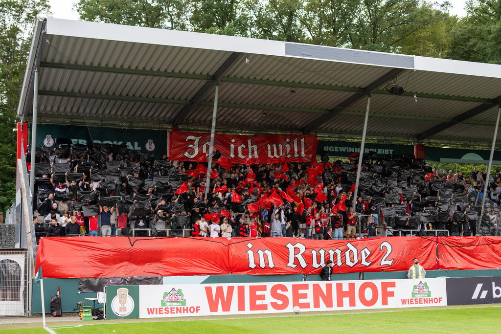 SG Sonnenhof Großaspach vs. Arminia Bielefeld, Fussball, DFB-Pokal, 1. Runde, 22.08.2026 | Choreo,SG Sonnenhof Großaspach vs. Arminia Bielefeld, Fussball, DFB-Pokal, 1. Runde, 22.08.2026,DFB regulations prohibit any use of photographs as image sequences and/or quasi-video