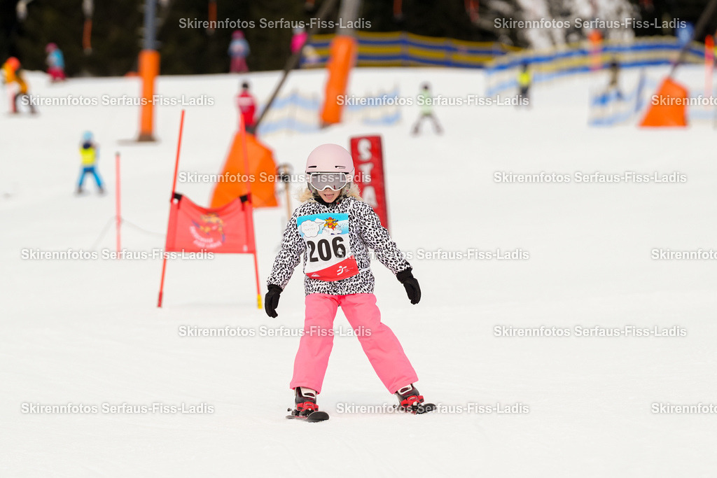 SRF_02.01.2026_0244 | Skirennfotos,Serfaus,Fiss,Ladis,Kinderskirennen,Winter,Tirol,Oberland,skirace,SFL,feelfree,weil wir's genießen,ski,Ski,skifahren,Sonnenplateau, - Realisiert mit Pictrs.com