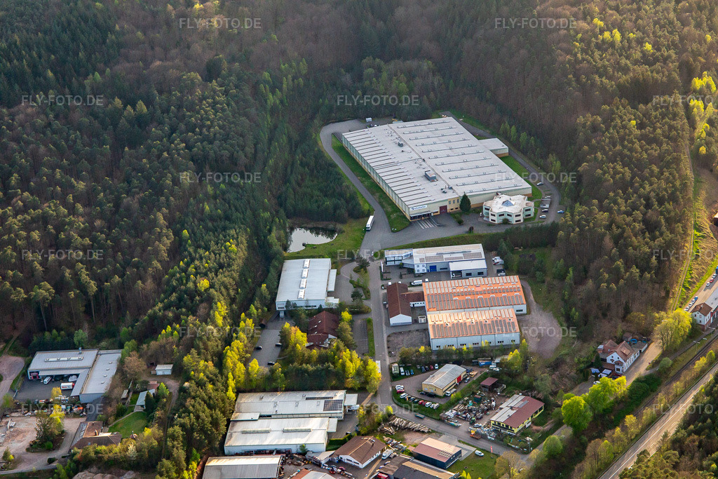Luftbild: Schuhmacher Packaging GmbH in Hauenstein im Bundesland Rheinland-Pfalz in Deutschland. Foto: IMG_140189.jpg vom 11.04.2024 durch Werner Riehm/FLY-FOTO.de