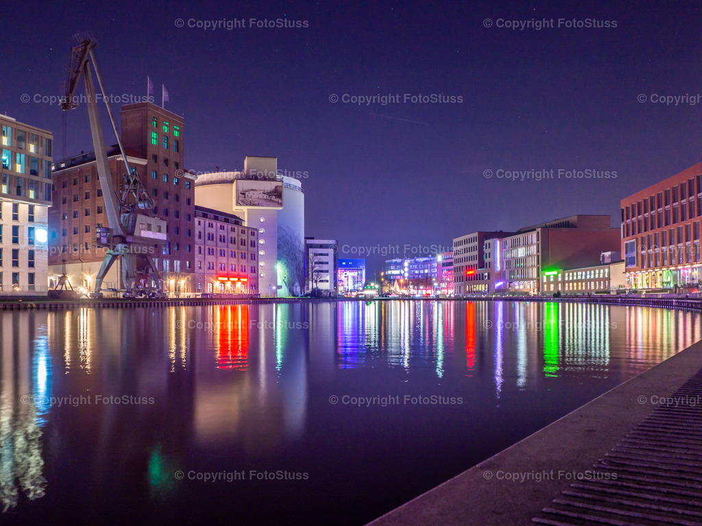 Panorama vom Hafen in Münster bei Nacht | Der Hafen in Münster entfaltet bei Nacht eine tolle Farbpracht. - Realisiert mit Pictrs.com