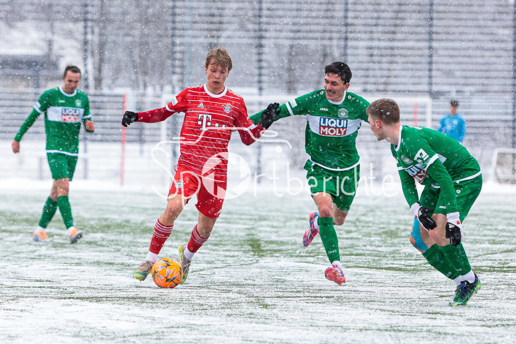 FC Bayern Amateure - VfB Eichstätt | Frans KRAETZIG (FCB #29) im Duell mit Jonas FRIES (VFB #22)