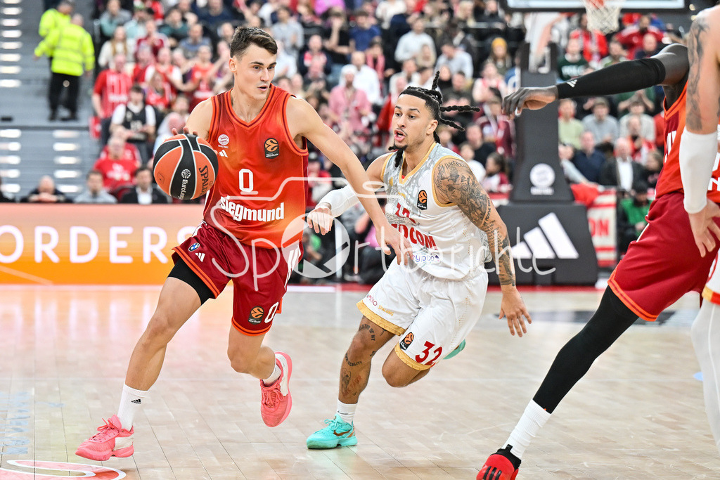 FC Bayern Basketball - AS Monaco Basket | MUNICH, GERMANY - 05. FEBRUARY: im Duell Neno DIMITRIJVIC (FC Bayern Basketball 0) und Matthew STRAZEL (AS Monaco Basket 32) während dem Match zwischen dem FC Bayern Basketball und dem AS Monaco Basket am 27. Spieltag der EuroLeague im SAP GARDEN
