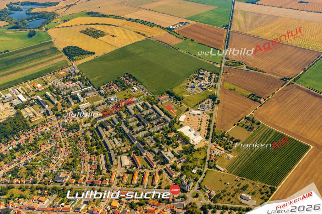 Stadt Querfurt von Oben- Die Luftaufnahme wurde 2025 vom UL-Flugzeug heraus erstellt ( keine Drohnenaufnahme ) - Hochauflösende Luftaufnahme - für Wandbilder und großformatige Ausdrucke geeignet. Das besondere Geschenk!Hier alle&nbsp;Infos zur Lizenzierung der LuftaufnahmeWir fliegen auch dieses Jahr wieder in Ihre Region um Luftbilder zu erstellen.- Luftbild anfragen