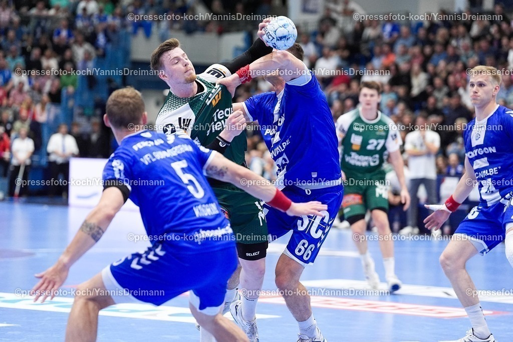 xYDR28052501023 | 28.05.2025, xydrx, Handball, 1.HBL, VFL Gummersbach - FRISCH AUF! Goeppingen, Schwalbe-Arena: Erik Persson (FRISCH AUF! Goeppingen #22) im Zweikampf gegen  Tilen Kodrin (VFL Gummersbach #5) und Stepan Zeman (VFL Gummersbach #66)