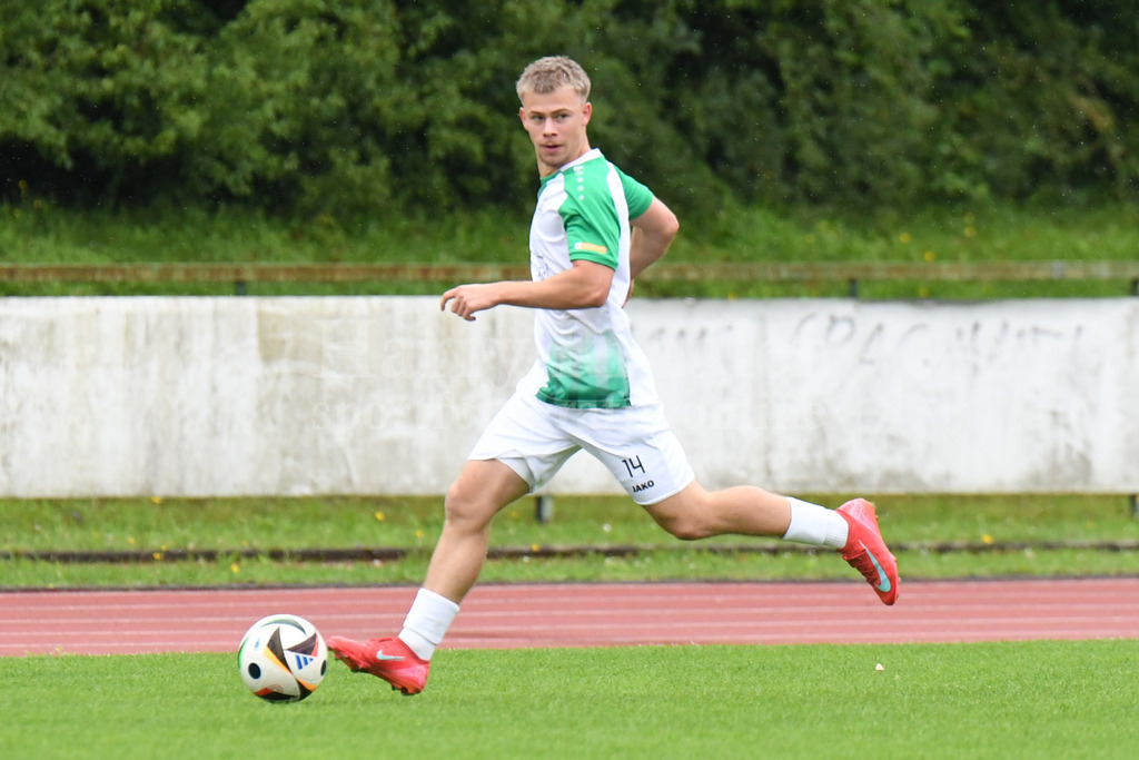 SpVgg GW Deggendorf : FC Obernzell-Erlau | Matthias Mittig (SpVgg GW Deggendorf #14) - Realisiert mit Pictrs.com