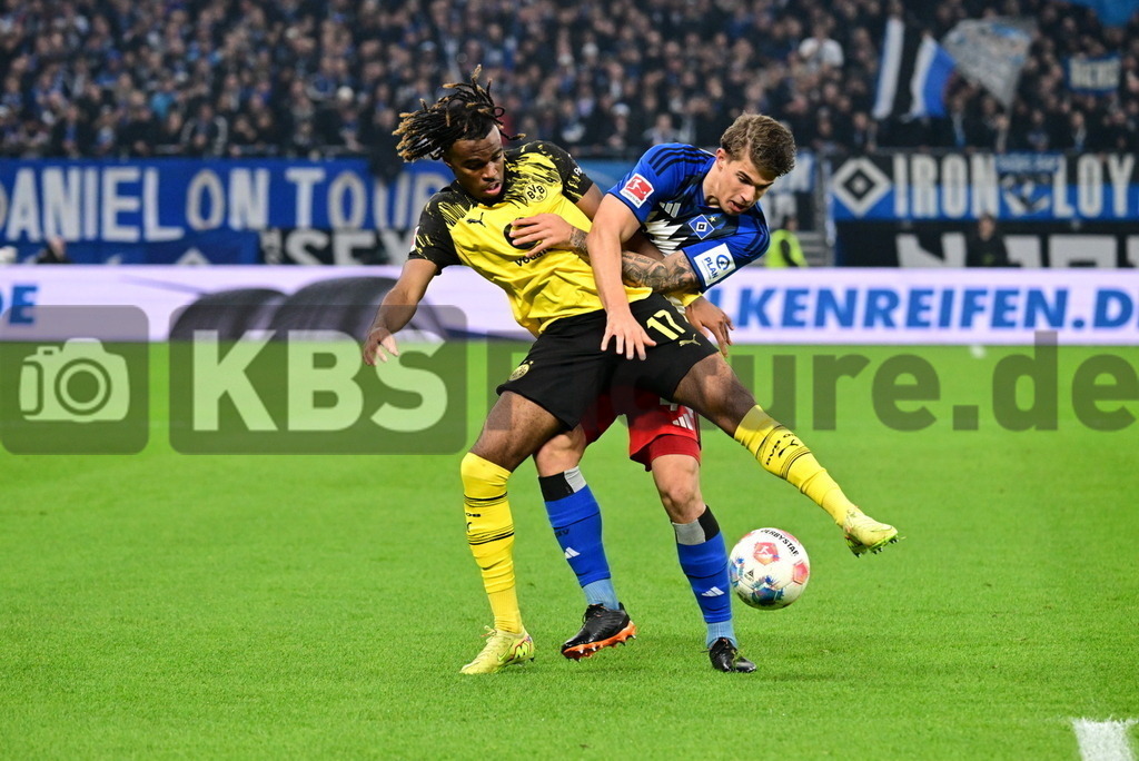 KBS Picture_HSV-Dortmund_006 | v.r. Vuskovic Luka (HSV) , Chukwuemeka Carney (Bor. Dortmund) ,Sportplatz :  Volksparkstadion, - Realisiert mit Pictrs.com